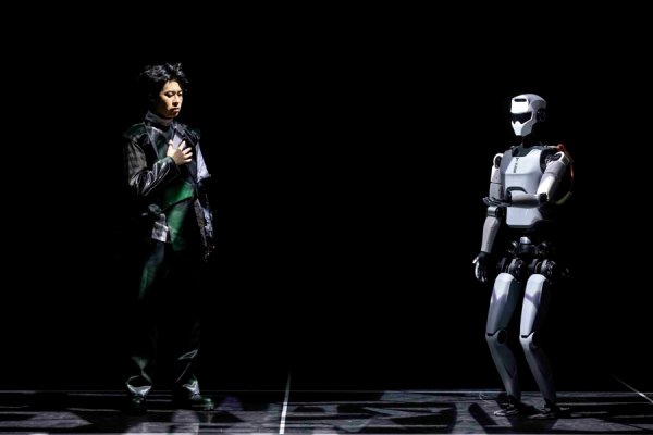 大盈家 Tiago机器人、移动双臂机器人登台演戏，《巨物之城》展现“人机共生”